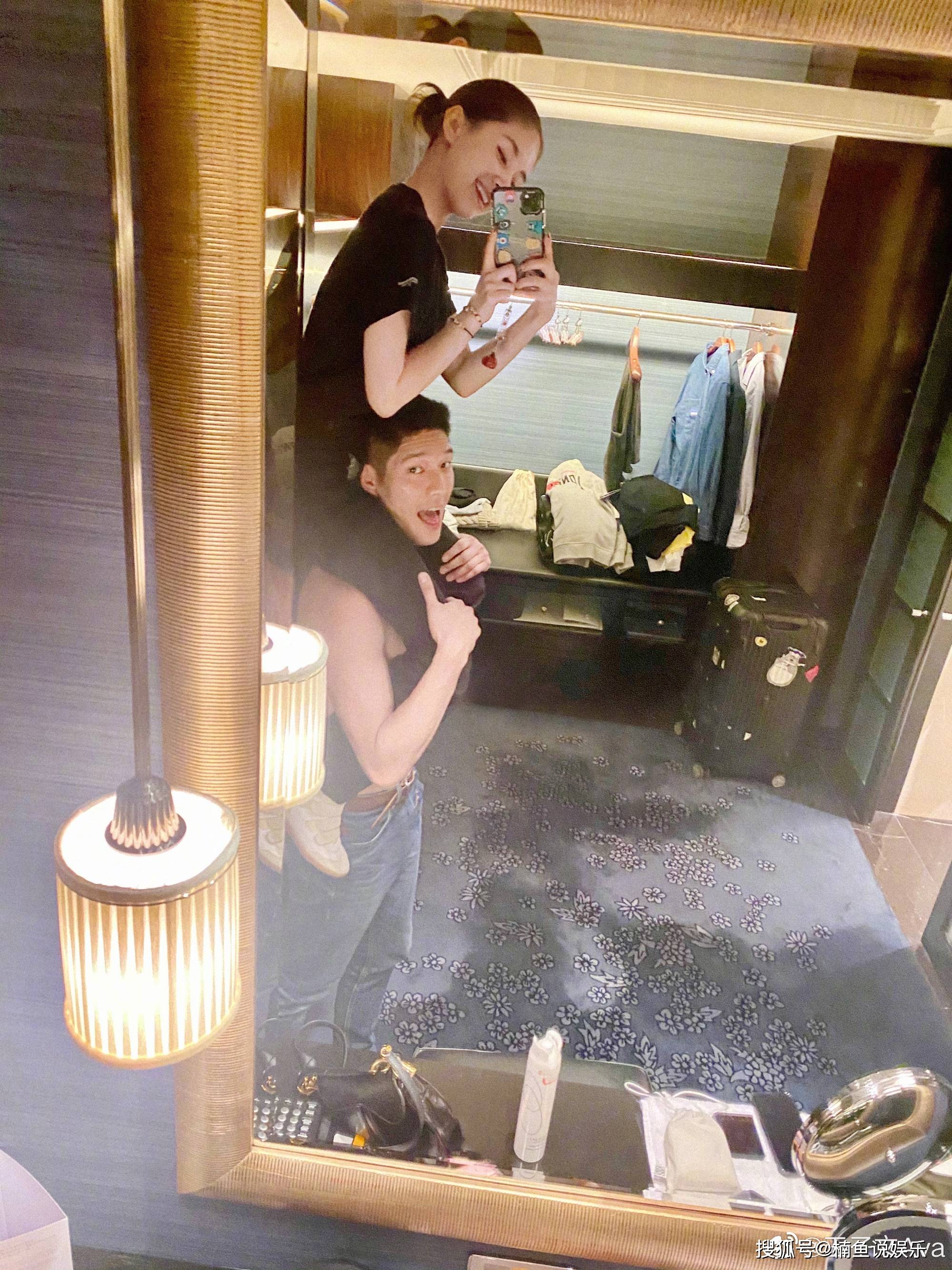 文坐在男友肩膀上顿时觉得好甜,而吴永恩扛着女朋友的样子男友力爆棚