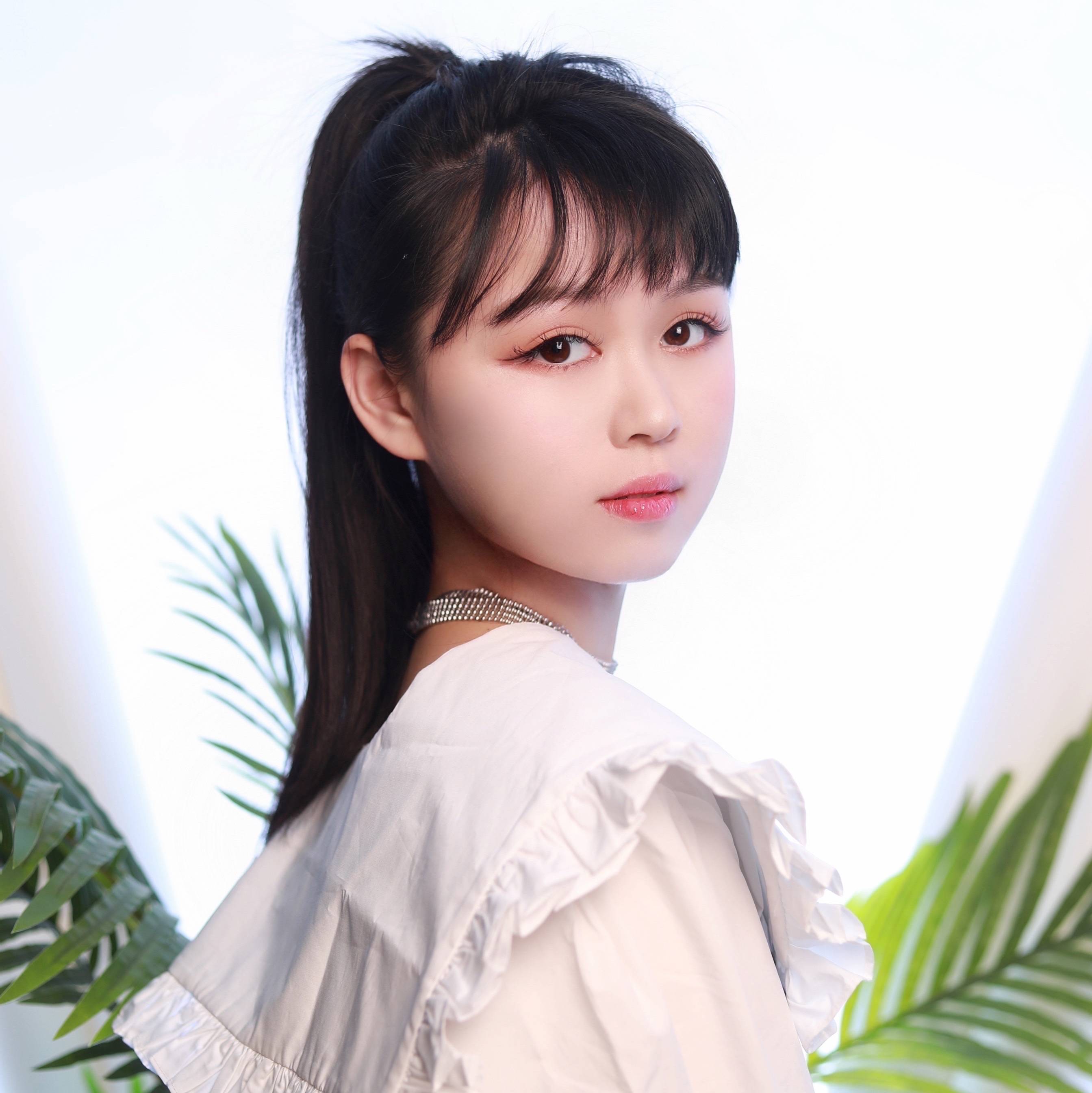 肖文莉多才多艺不仅美术功底扎实还有着一门绝活双钩书法