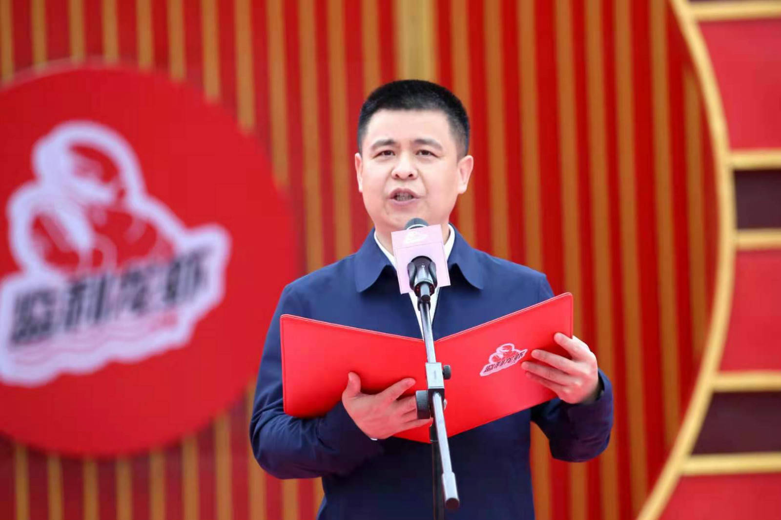 监利市长聂良平向世界推销监利小龙虾