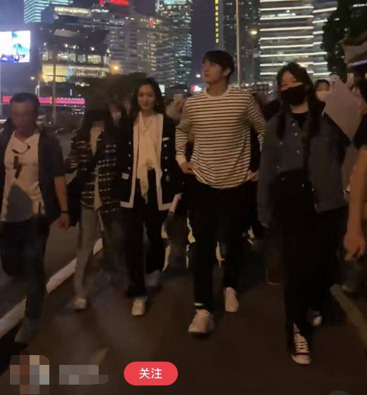 杨幂被拍害羞用剧本挡脸 与许凯当众撒糖!