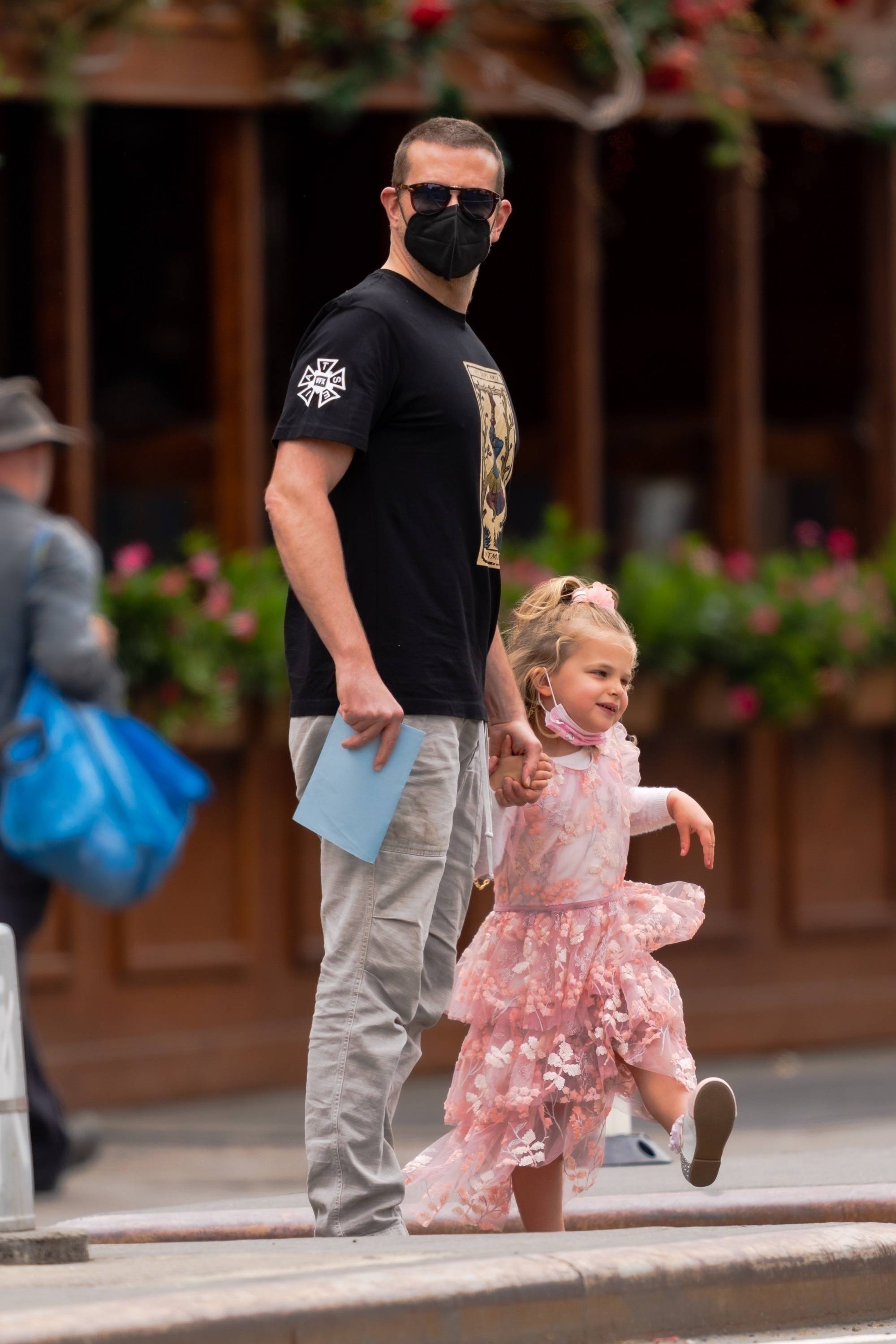 当地时间2021年5月24日,纽约,布莱德利·库珀(bradley cooper)带女儿