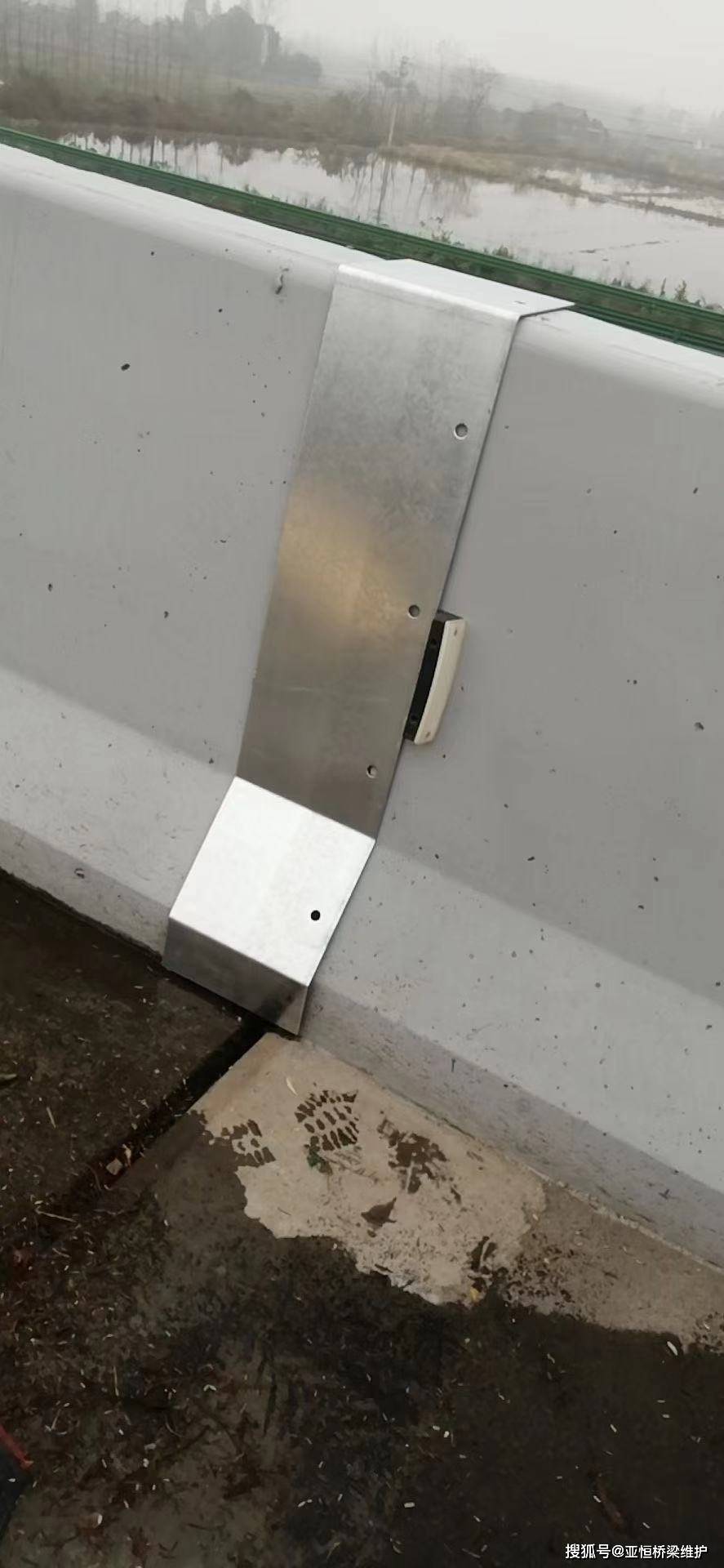 伸缩缝钢遮板vs防撞墙钢遮板---衡水亚恒桥梁