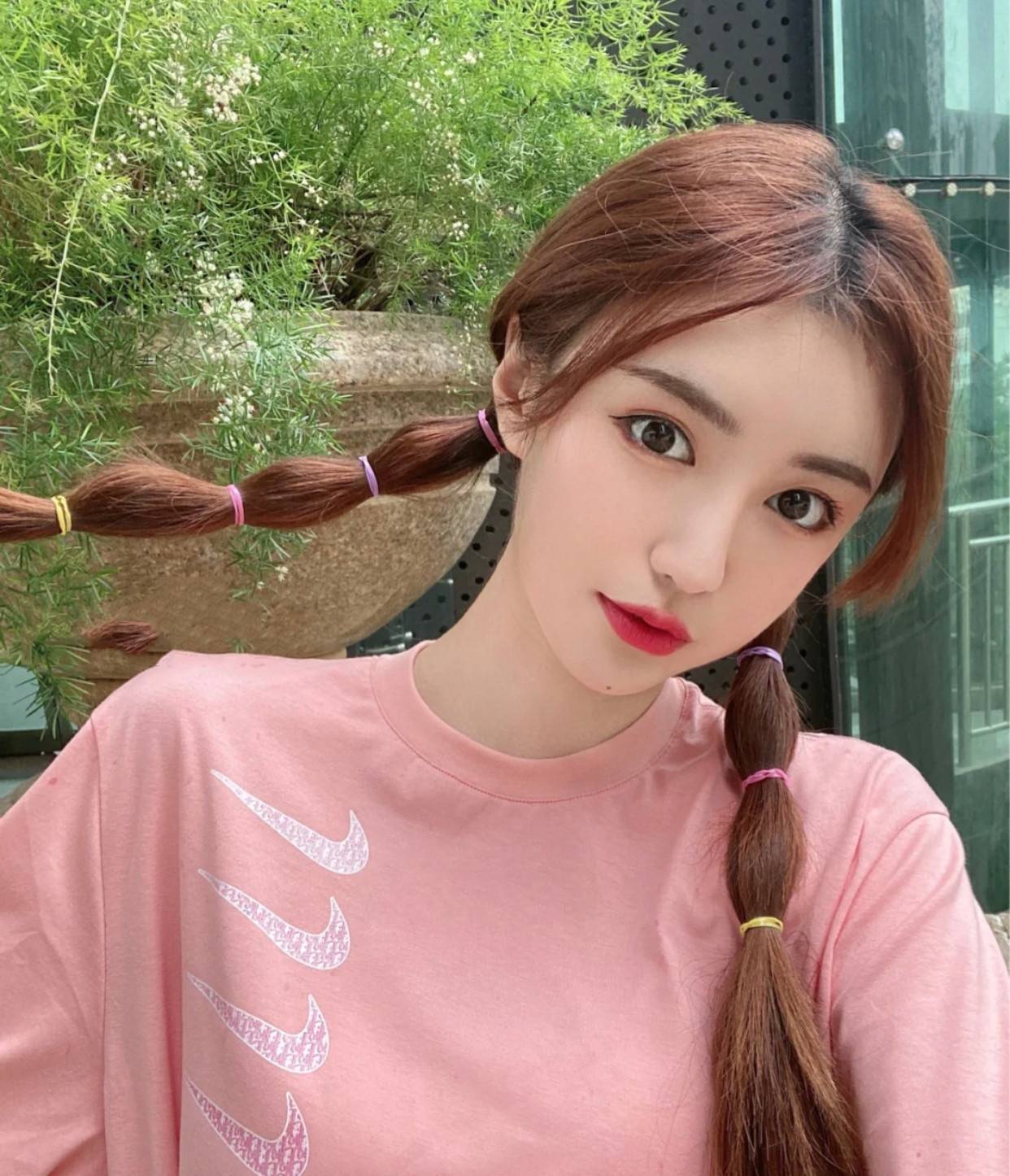 美女粉色的穿搭瘦瘦的身材,显得特别的青春活力!_女孩子