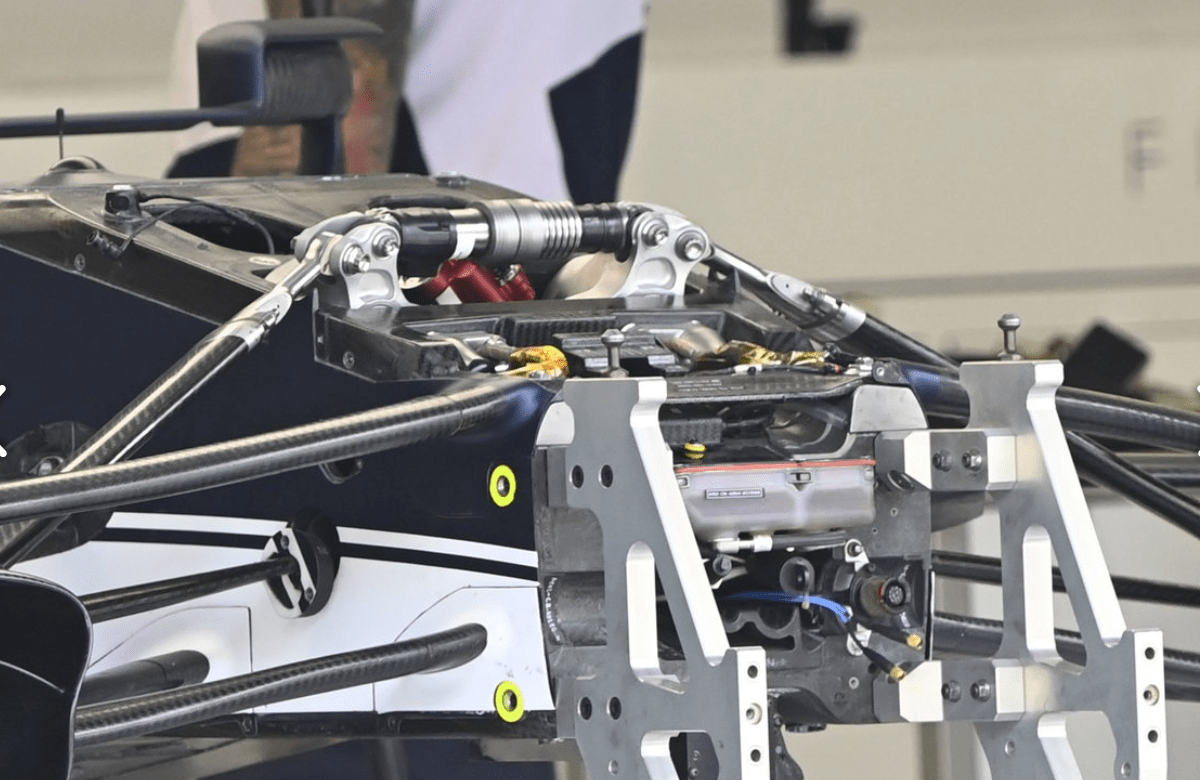 另一看alphatauri在02的前端,与内侧悬挂元素都值得一提.