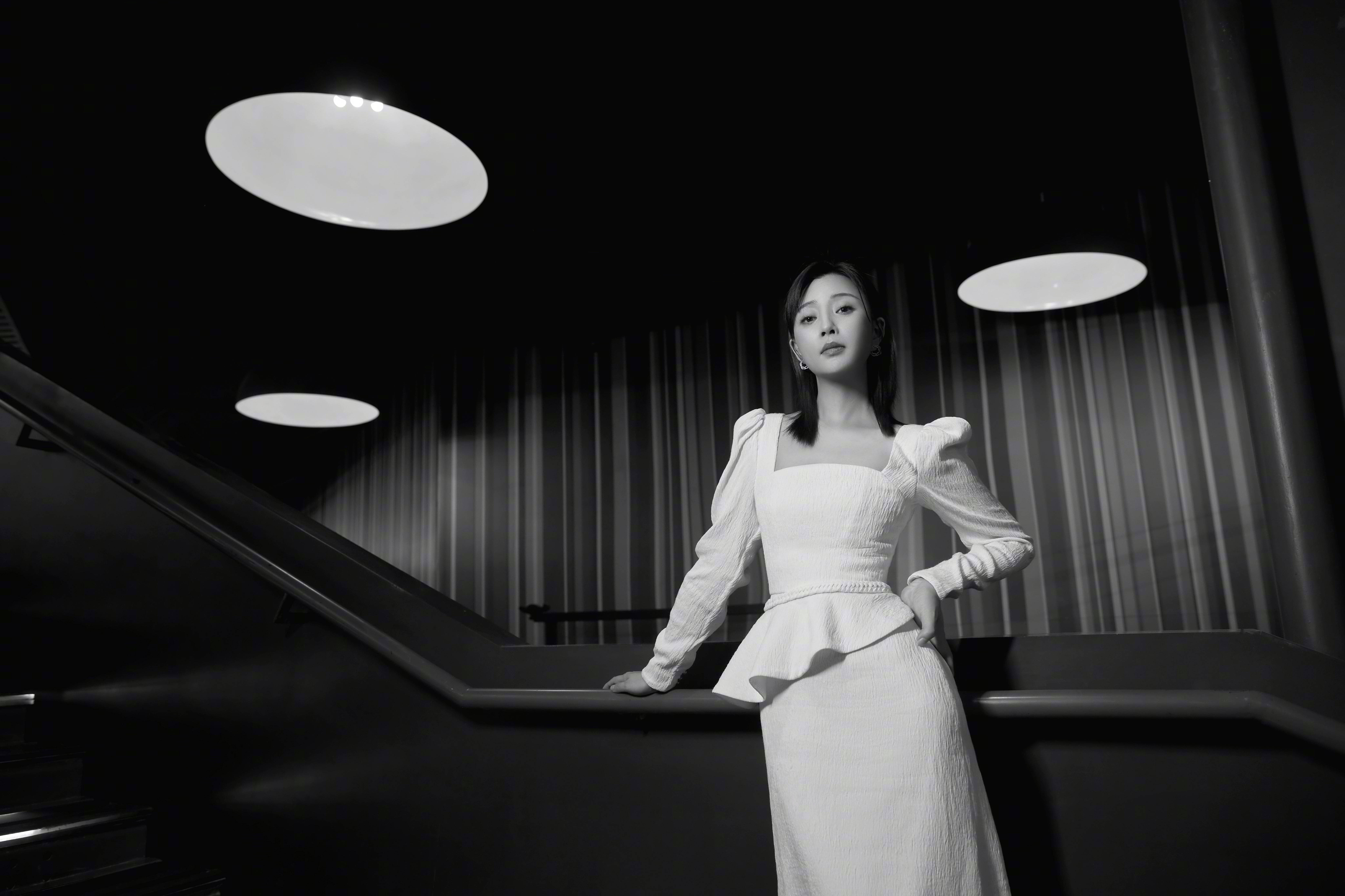 殷桃身着法式复古白裙亮相 长发披肩尽显温柔知性