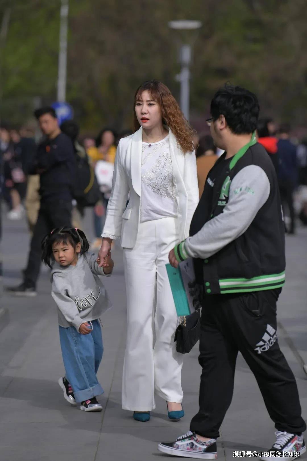 这位宝妈一身白色西装套装,展现出纯洁优雅的气质