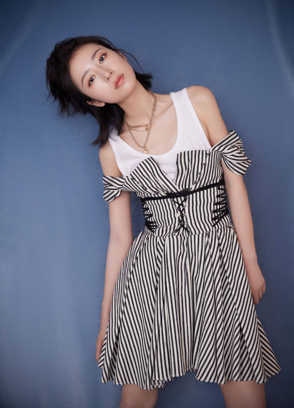 周雨彤化身电竞少女穿条纹连衣裙配短靴俏皮可爱