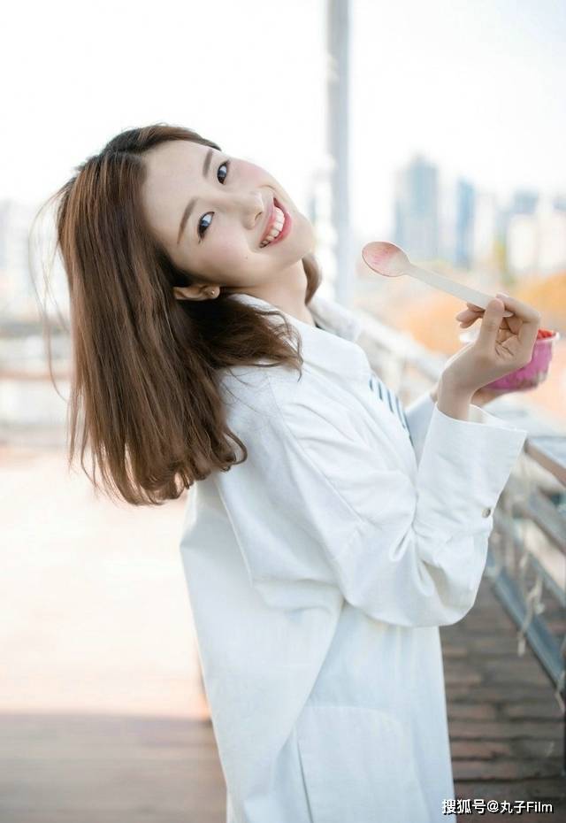 性感美女时尚写真:天台少女露齿甜笑美丽大方,清纯甜美养眼迷人!