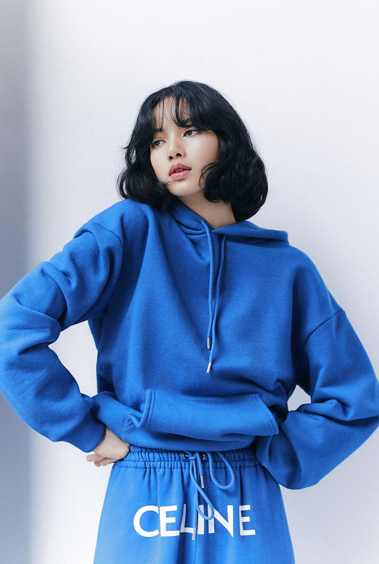 lisa身上的蓝色单品来自celine推出的全新2021秋冬男装monochroms ii