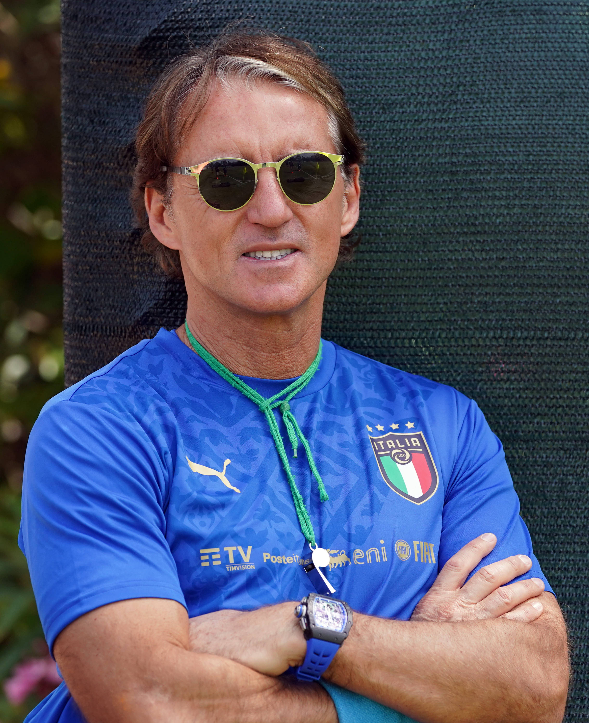 高清图:意大利备战曼奇尼戴墨镜 因西涅回眸一笑