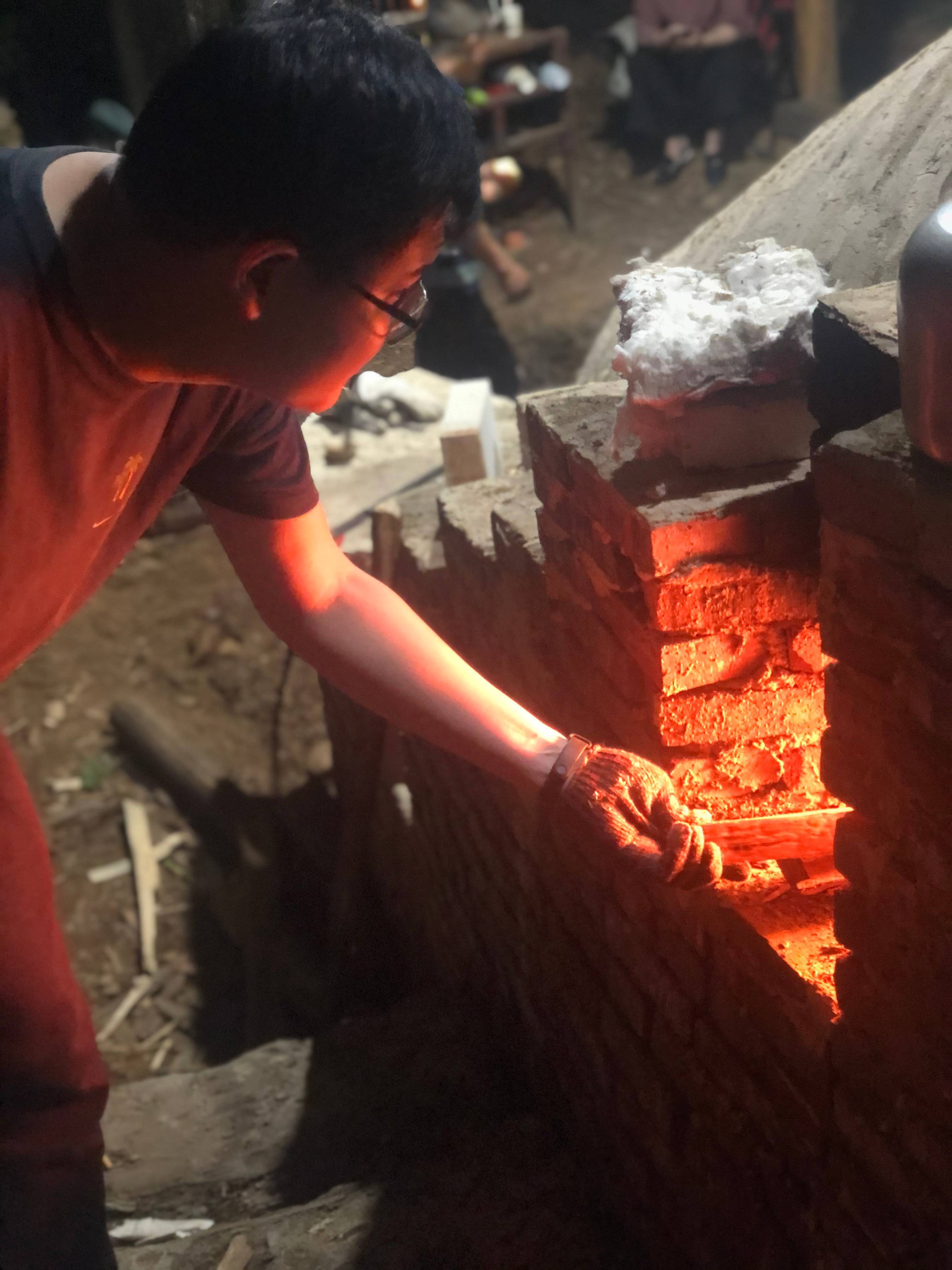 卓小淘创始人探访建窑遗址村亲身体验建盏烧制过程