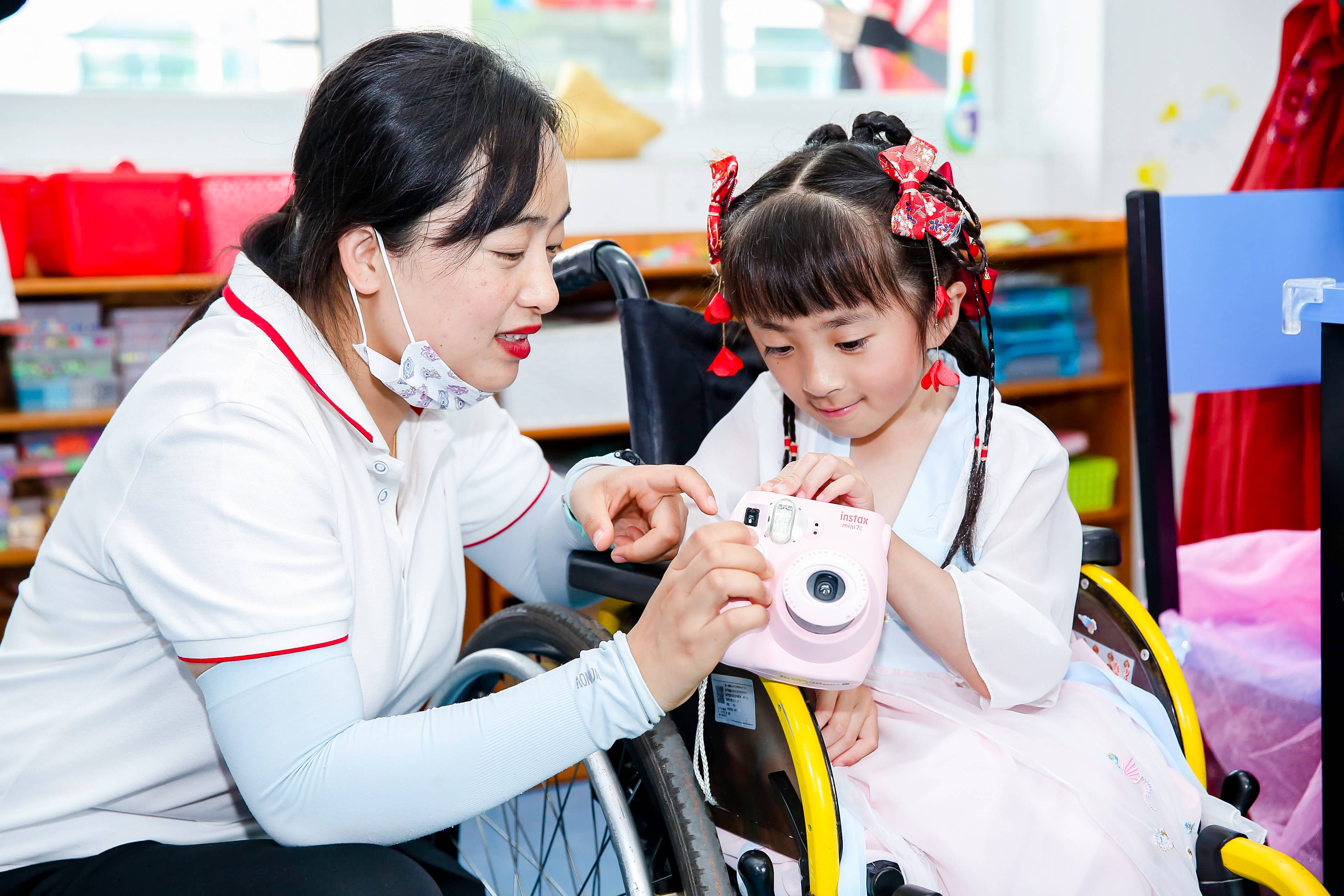 折翼天使的童年玩伴拍立得镜头下的杭州儿童福利院六一节