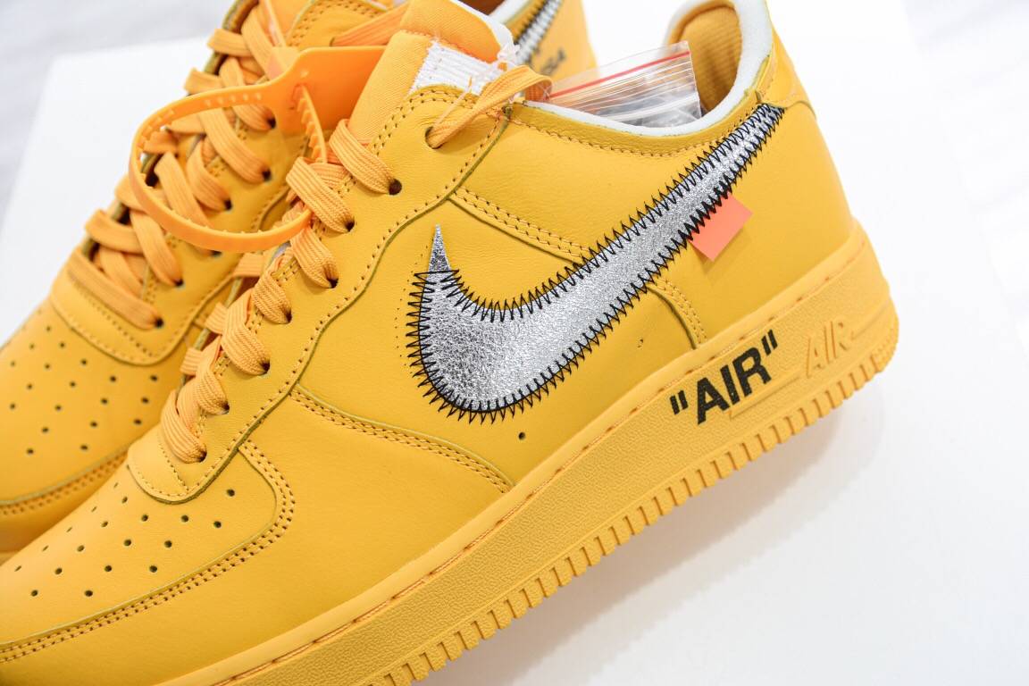 詹姆斯上脚 off-white 联名 air force 1 university gold 大学金运动