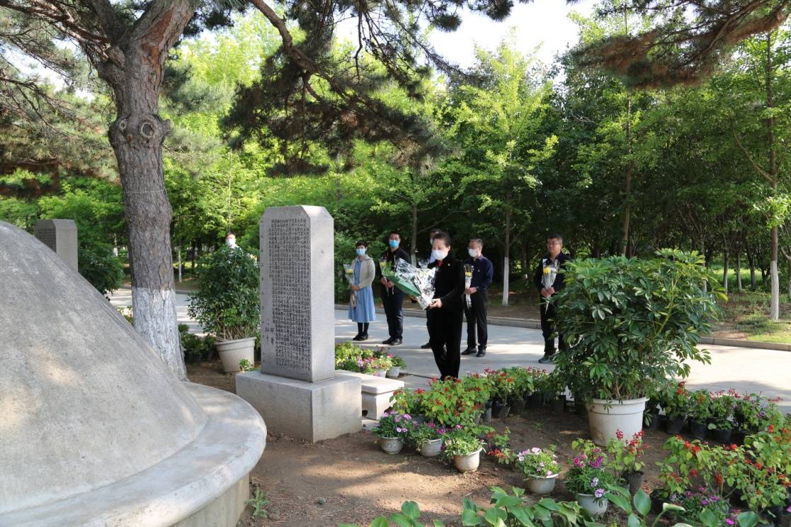 碑敬献花圈,向安葬特级战斗英雄黄继光,杨根思,一级战斗英雄邱少云