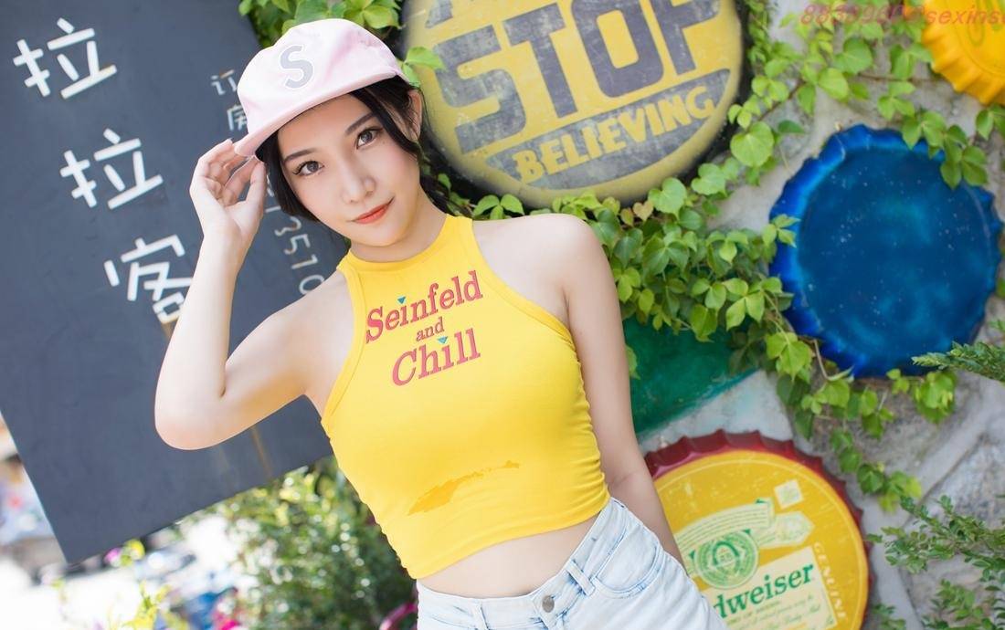 露脐无袖背心的穿搭,夏天不要太凉快,赶紧来看看这样的搭配吧