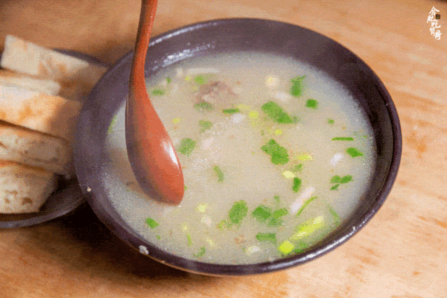 所谓羊肉汤,汤显得尤为重要,王师傅在羊汤这件事上是认真的,光是选材