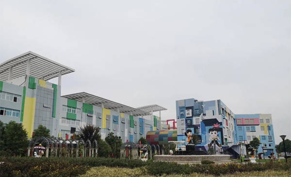 在周黑鸭工厂店集合十个家庭共计30余人的团队在湖北周黑鸭食品工业园