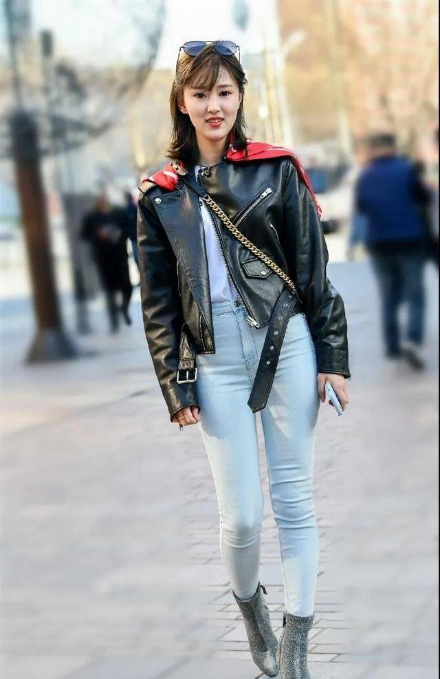 春季穿搭机车皮衣的女孩牛仔裤配马丁靴高挑帅气又清新迷人