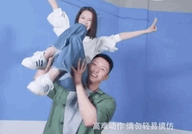 公主抱都能内卷 黄景瑜单手举李沁到头顶 尽显男友力 约翰尼