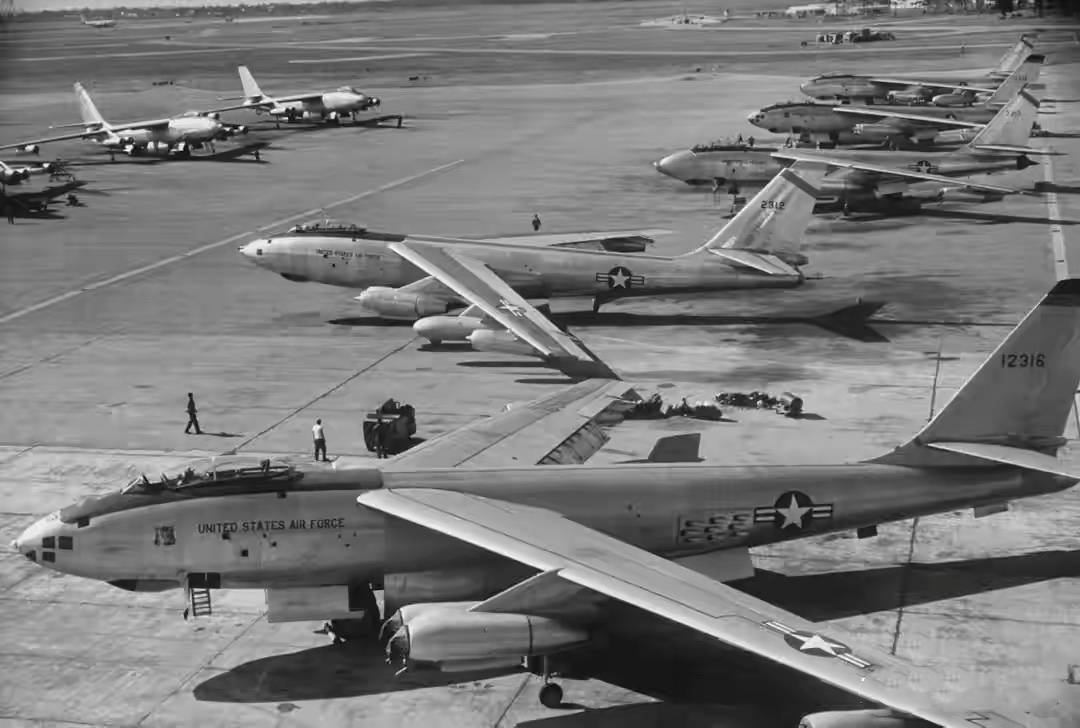 冷战时期,美国先后在欧洲多个军事基地秘密部署了b-47战略轰炸机,为了