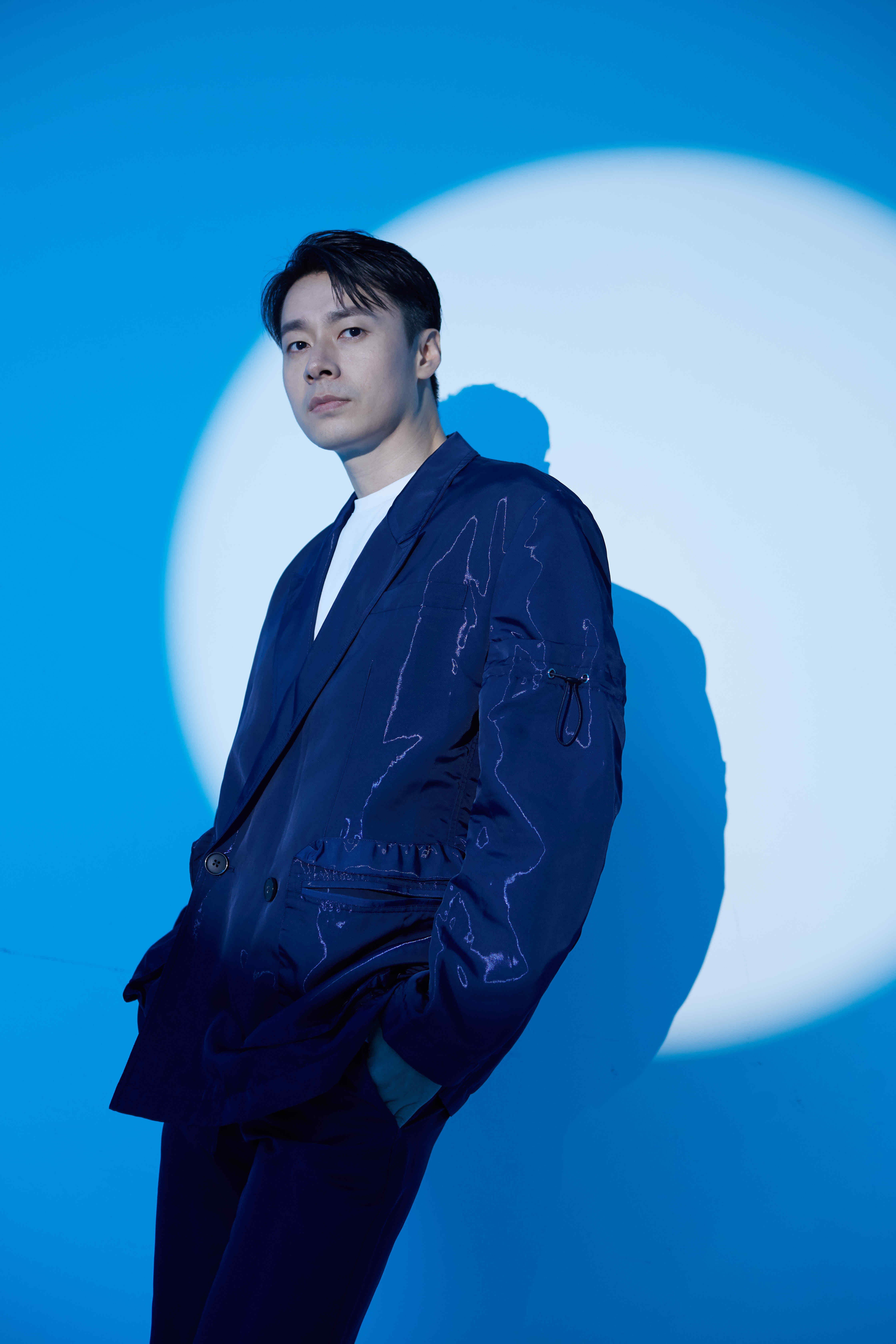 于清斌型格西装写真释出目光坚定魅力十足