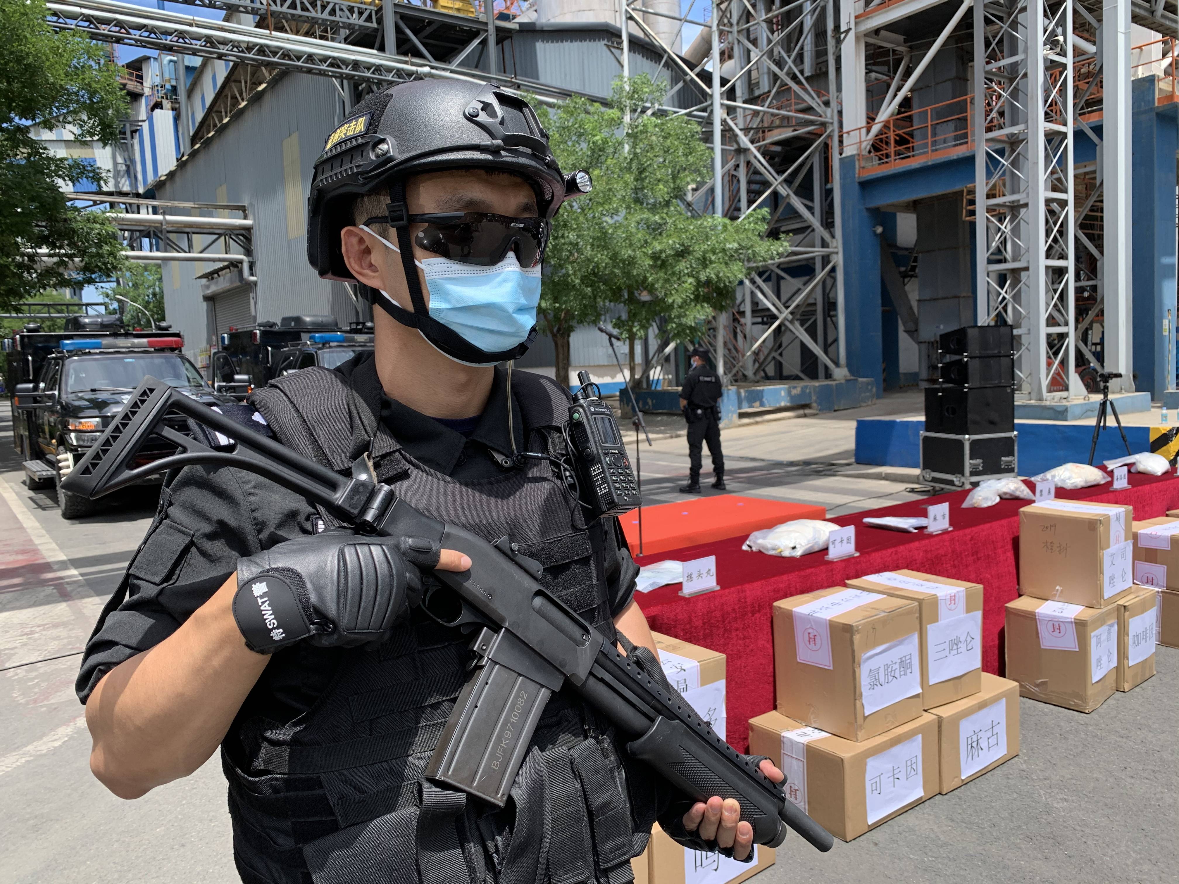 在市人民检察院的监督下,所有待销毒品密封后,由特警武装押运至北京