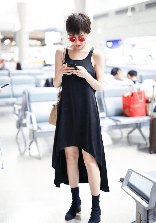 焦俊艳越穿越任性,穿黑色"睡裙"就出街,一般人很难hold住