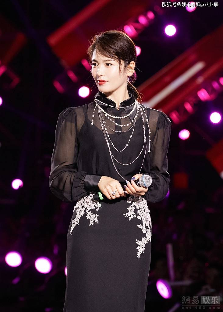 42岁刘涛穿黑色透视衬衫搭配长裙 美腿迷人