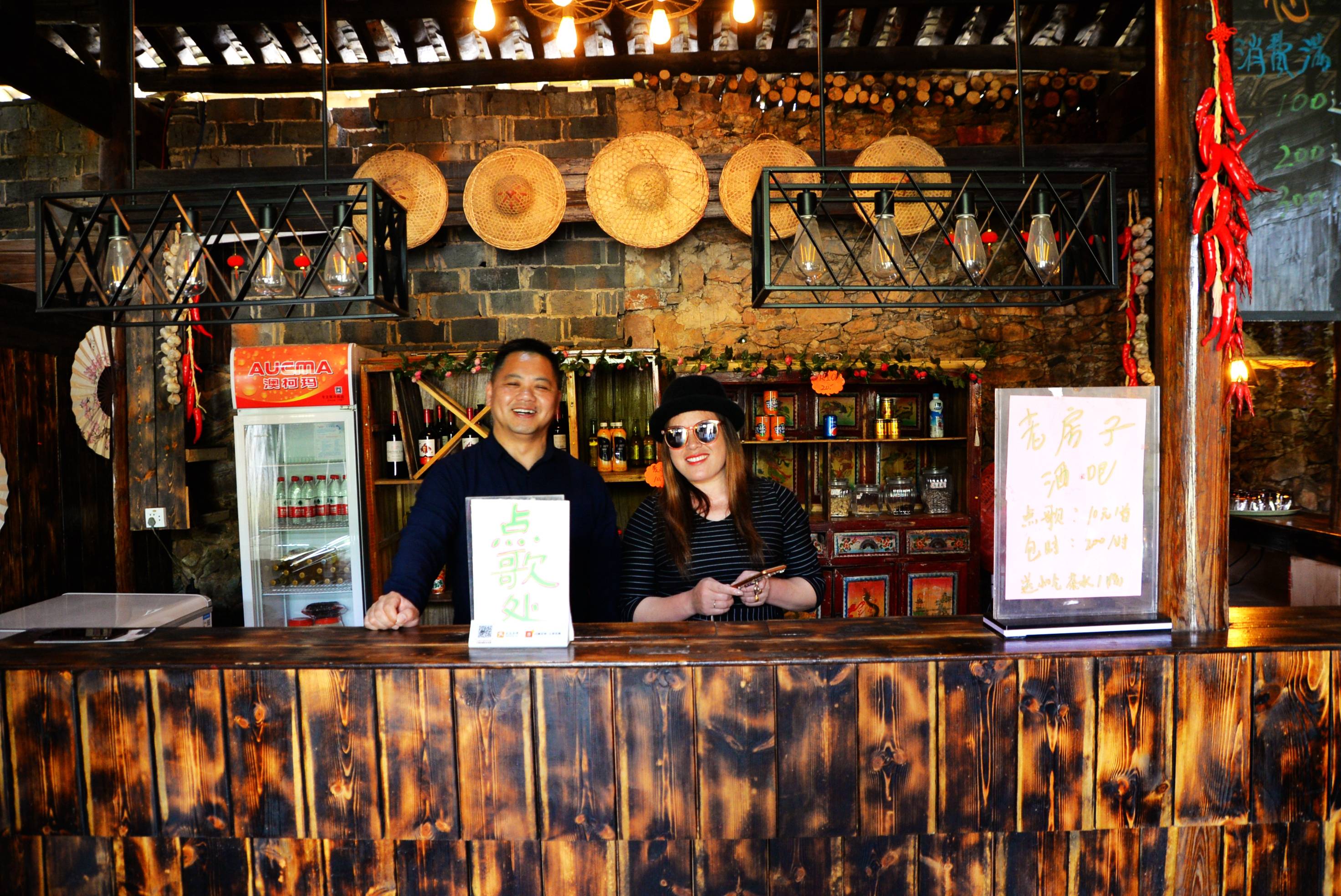 老房子酒吧,让我和美女《把根留住》_美乡村