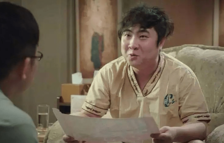 然而,当乔杉抽烟时,屋子里只有几个密友.