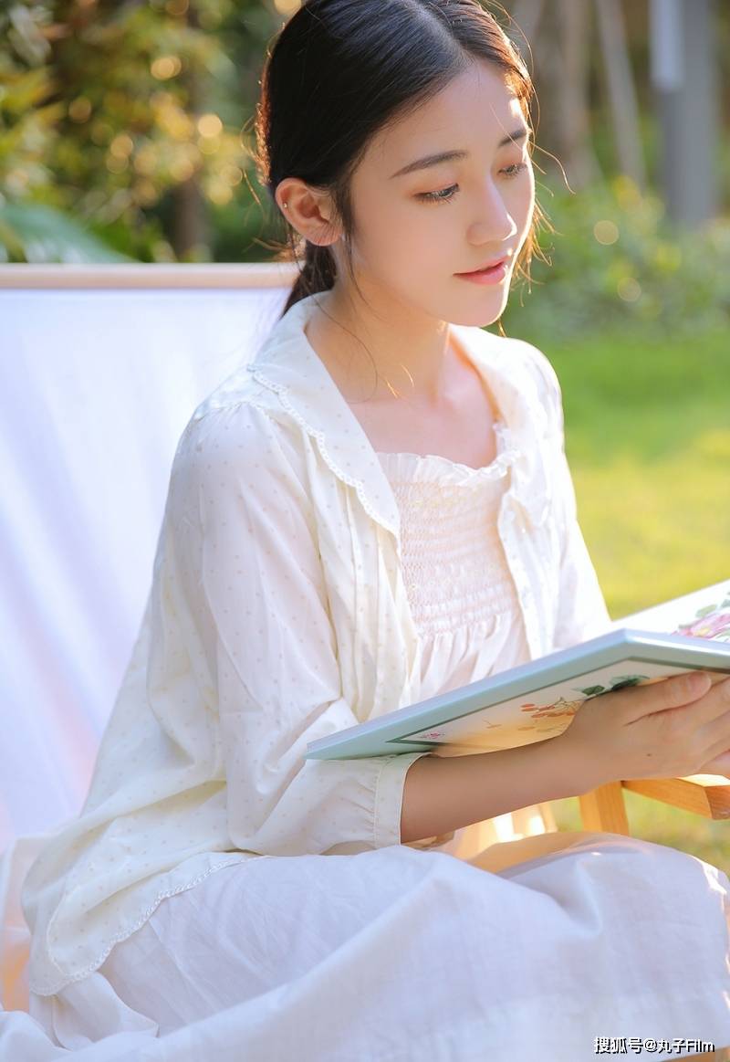 性感美女时尚写真:白嫩少女黑长直发清新脱俗,清纯甜美可爱迷人!