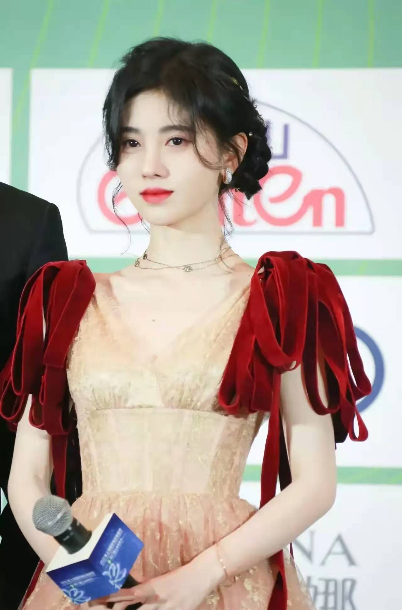 鞠婧祎在白玉兰颁奖典礼上犯低级错误,品牌方不知道会不会被气死_礼服