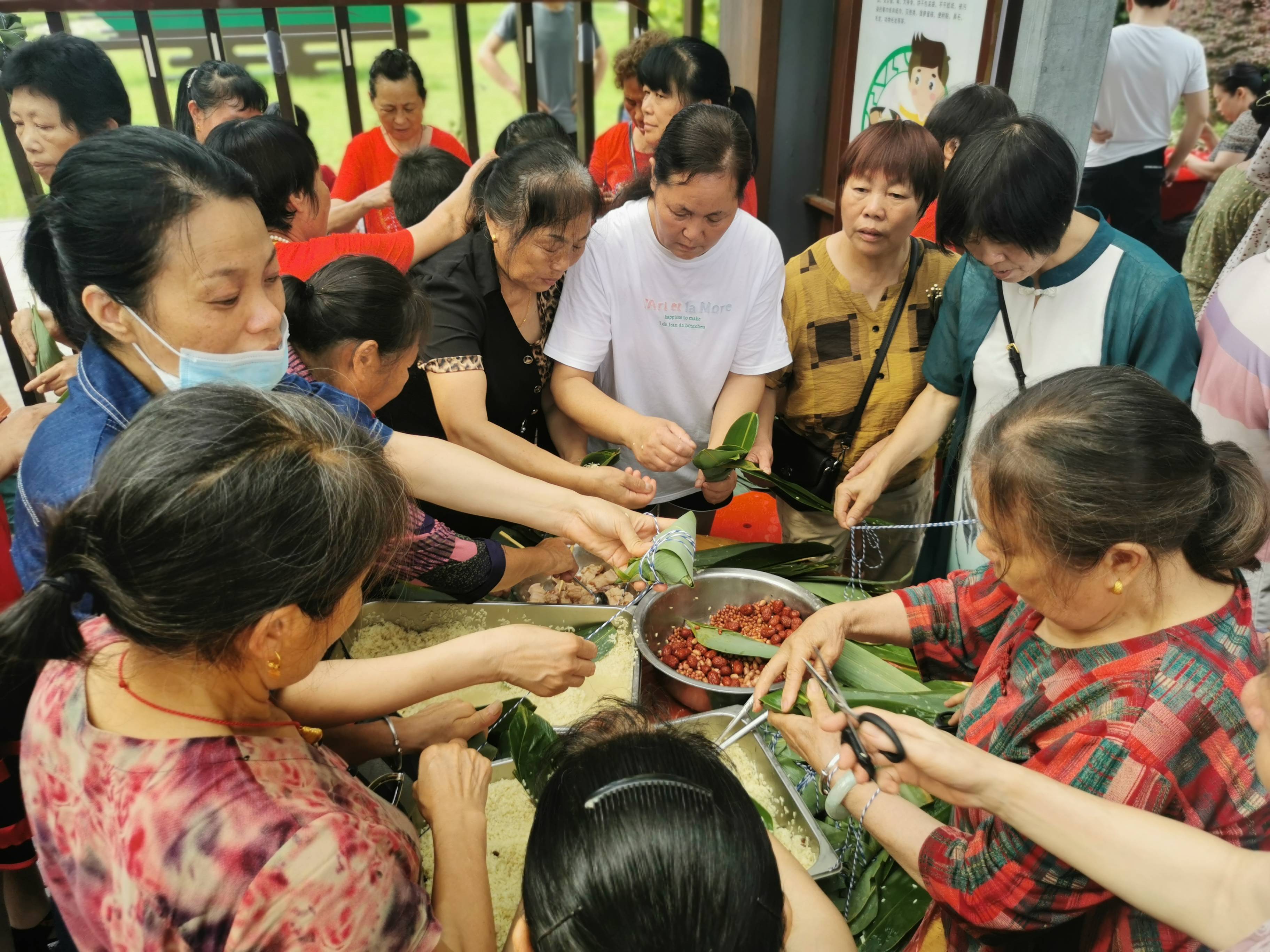 永安社区开展"粽香端午邻里和"主题文化活动