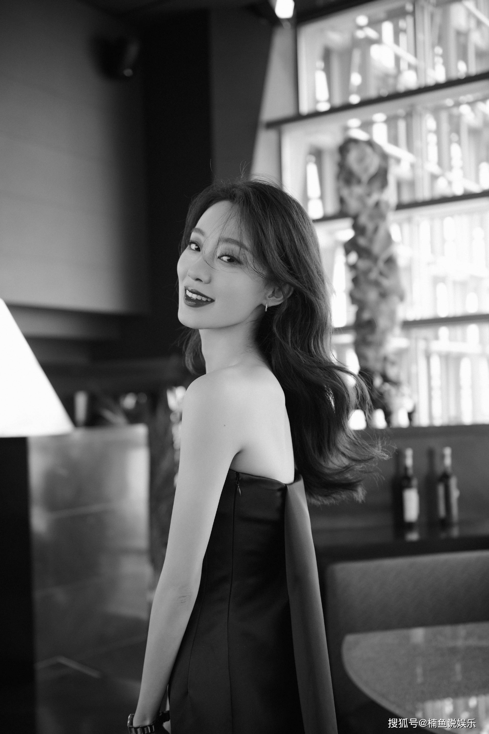 张小斐抹胸长裙登台不愧是50亿票房女主小露香肩氛围感满满