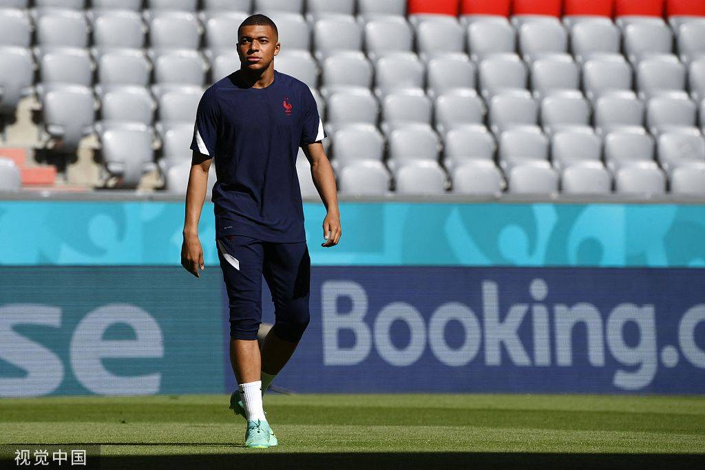 高清图法国训练备战欧洲杯姆巴佩蹲地发功