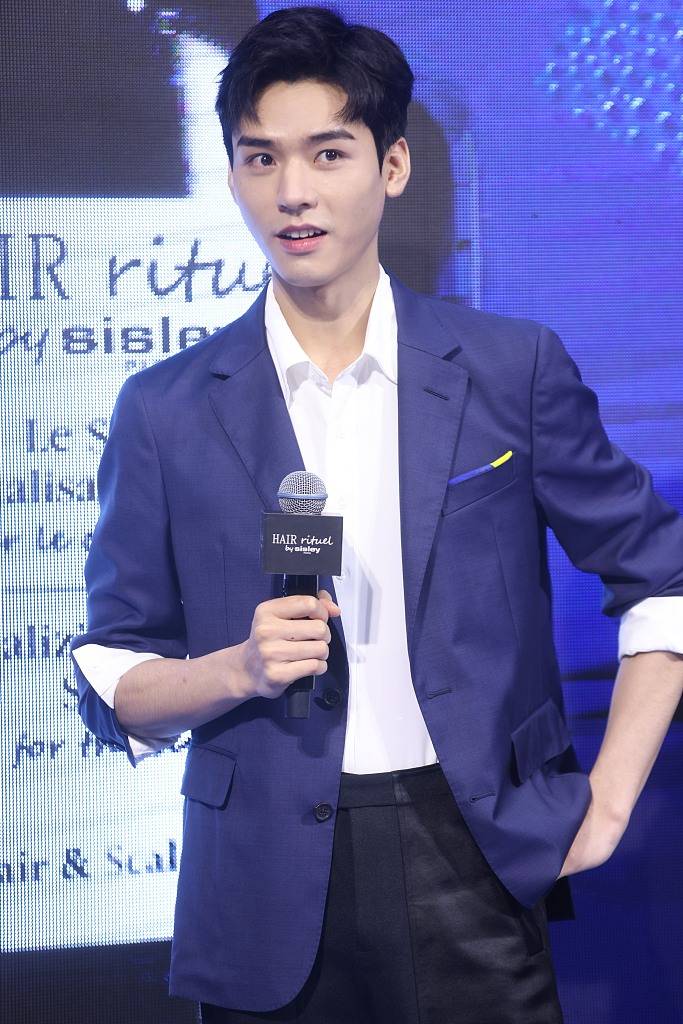 (视觉中国/图)2021年6月14日,龚俊现身上海参加活动,他身穿蓝色西服