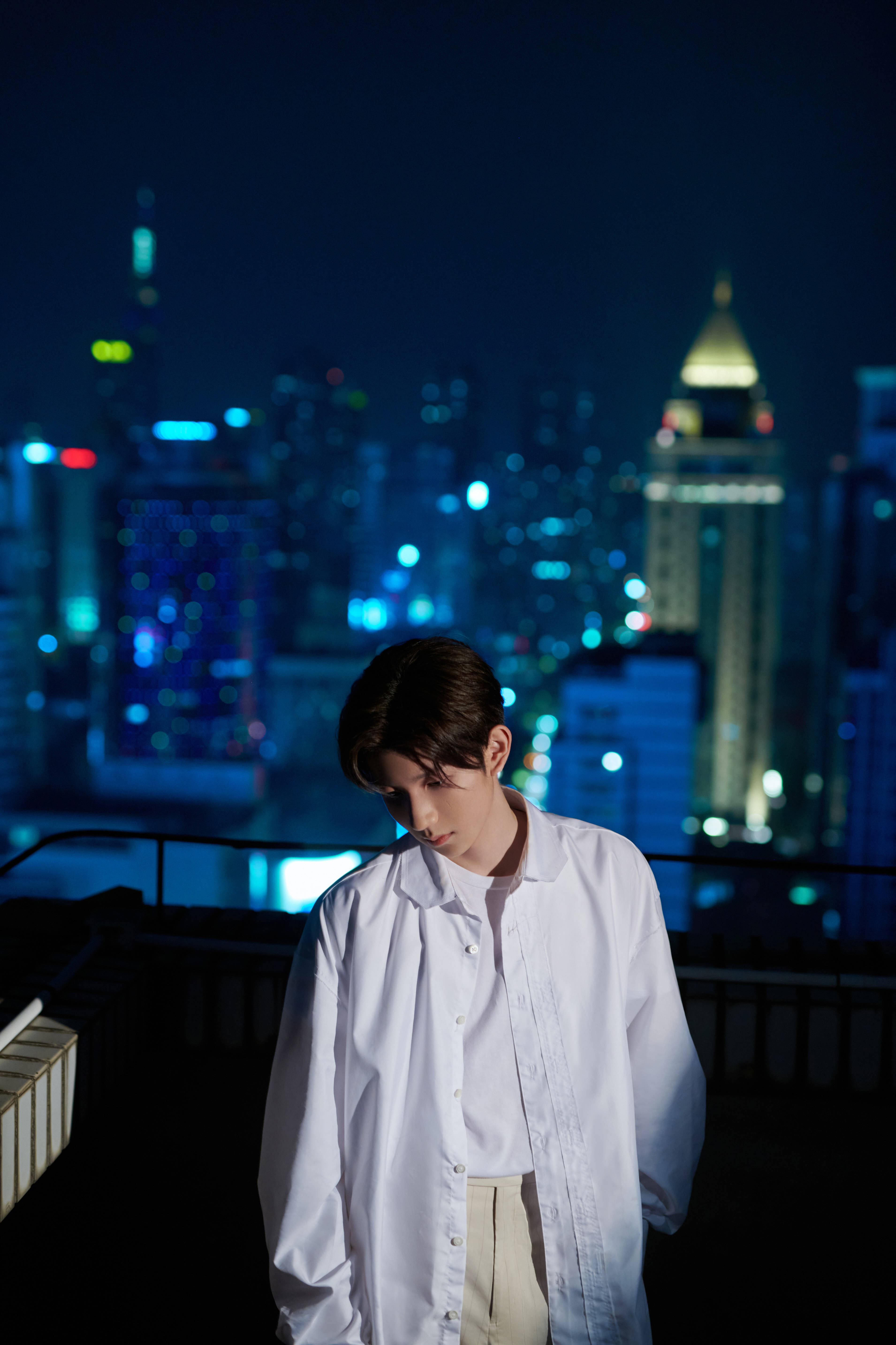 王源穿着白色衬衣,清爽干净.