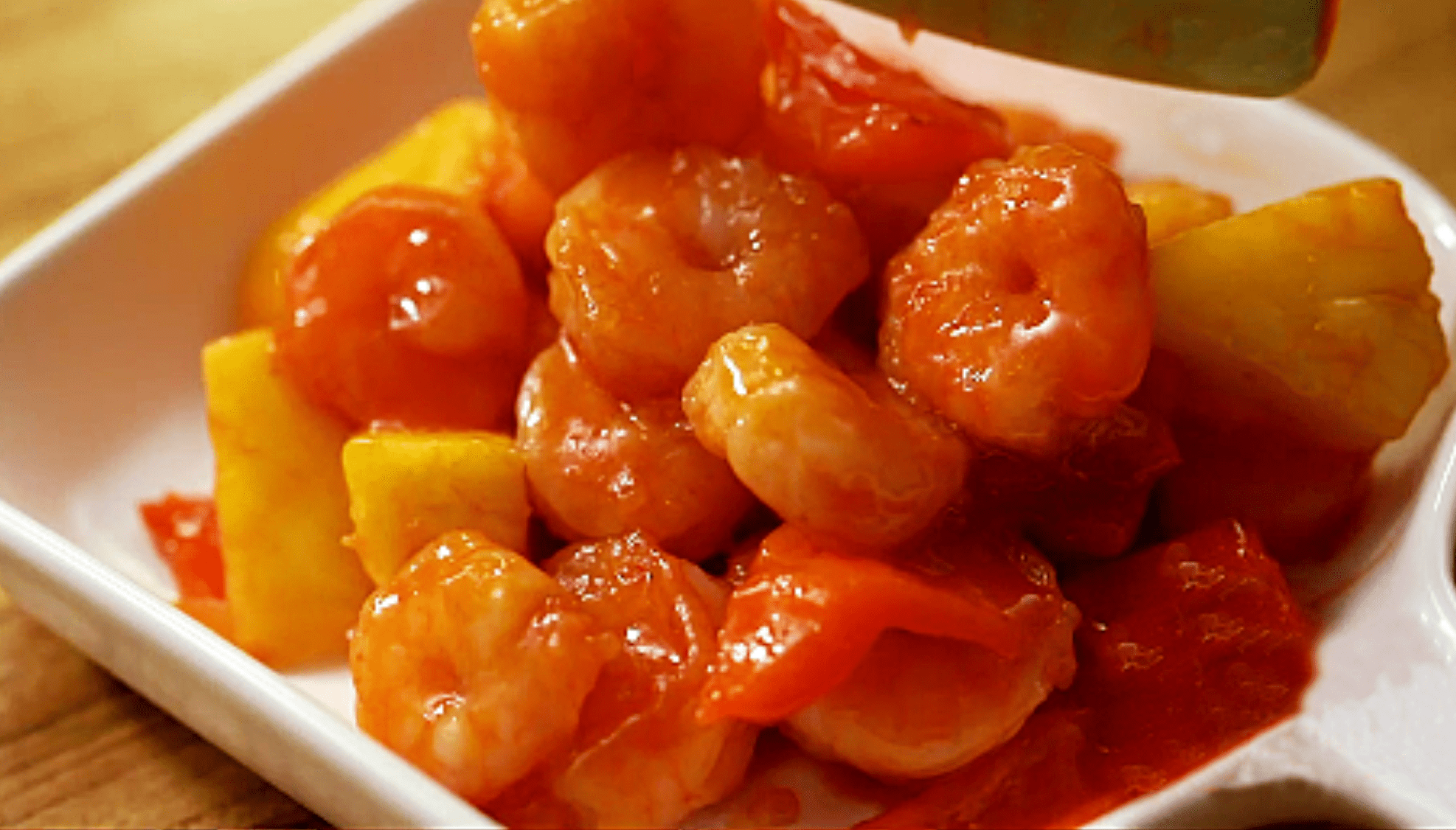 上桌秒光酸甜开胃的菠萝咕咾虾做法简单好吃又下饭