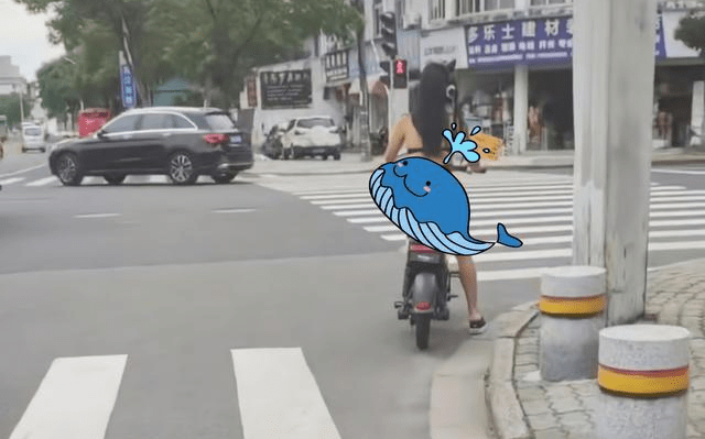 浙江一女子穿着暴露在街头招摇过市路人这是谁家婆娘