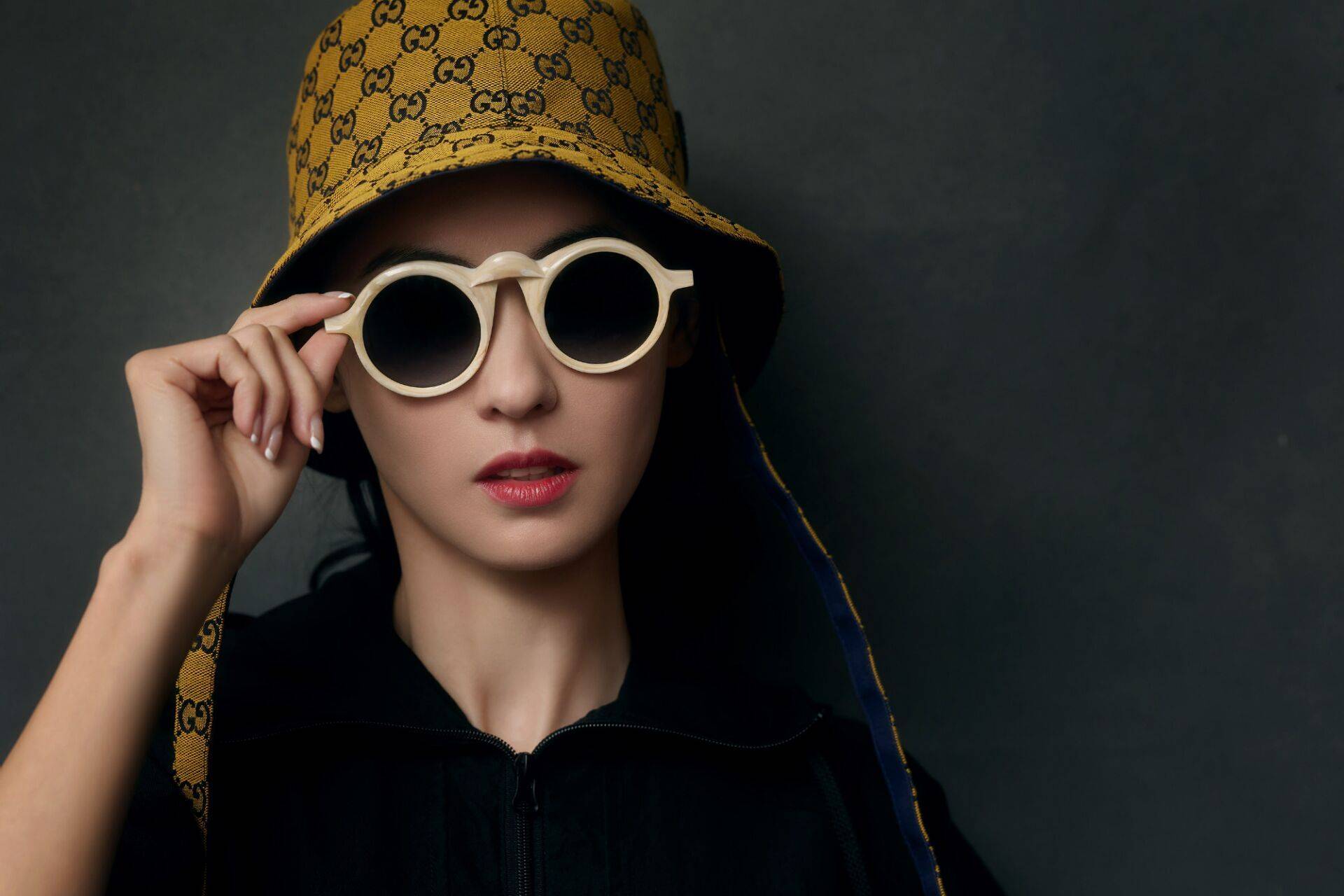 张柏芝时尚驾驭力在线,渔夫帽复古墨镜,时尚摩登