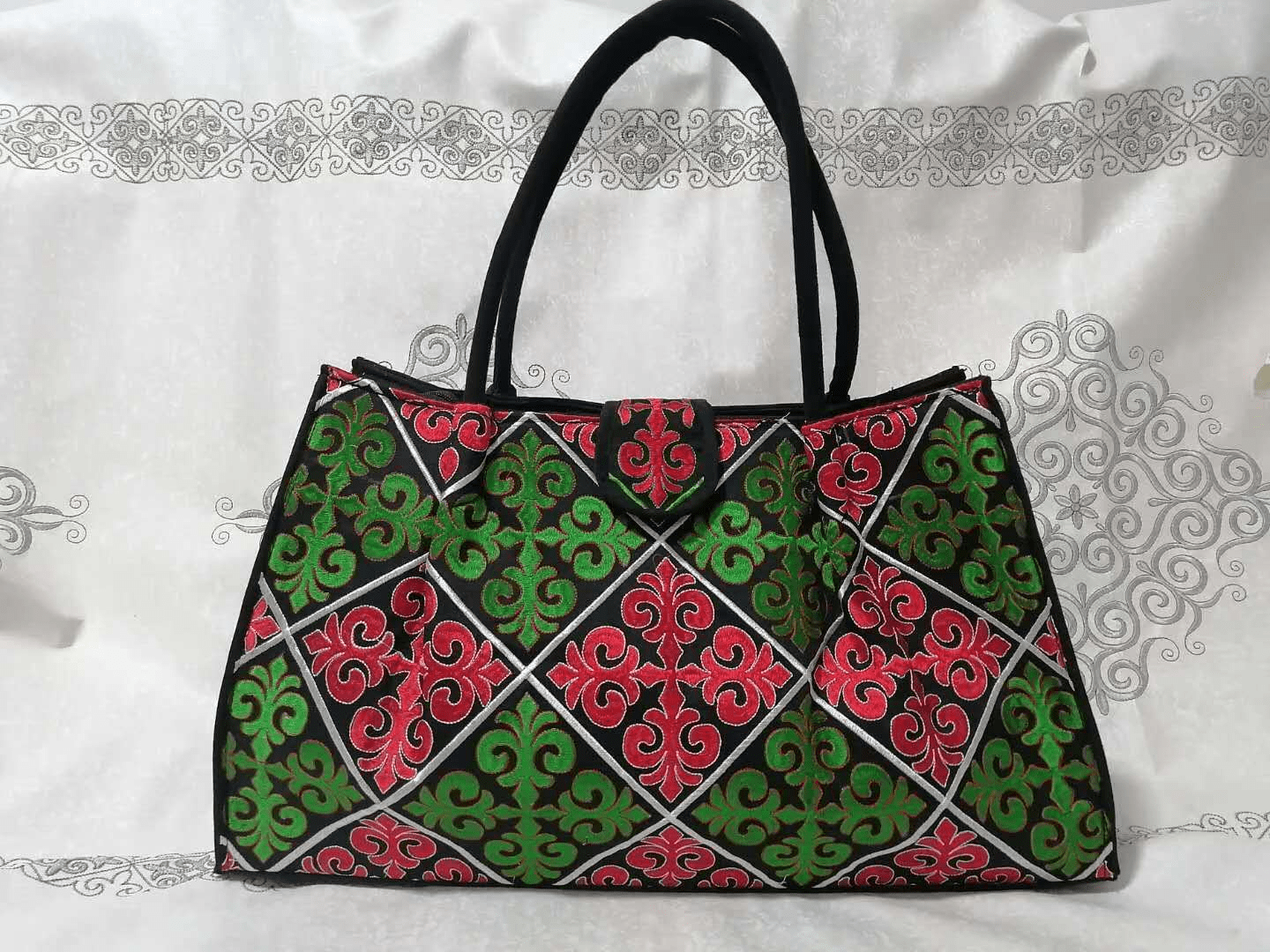 新疆孜哈哈萨克刺绣