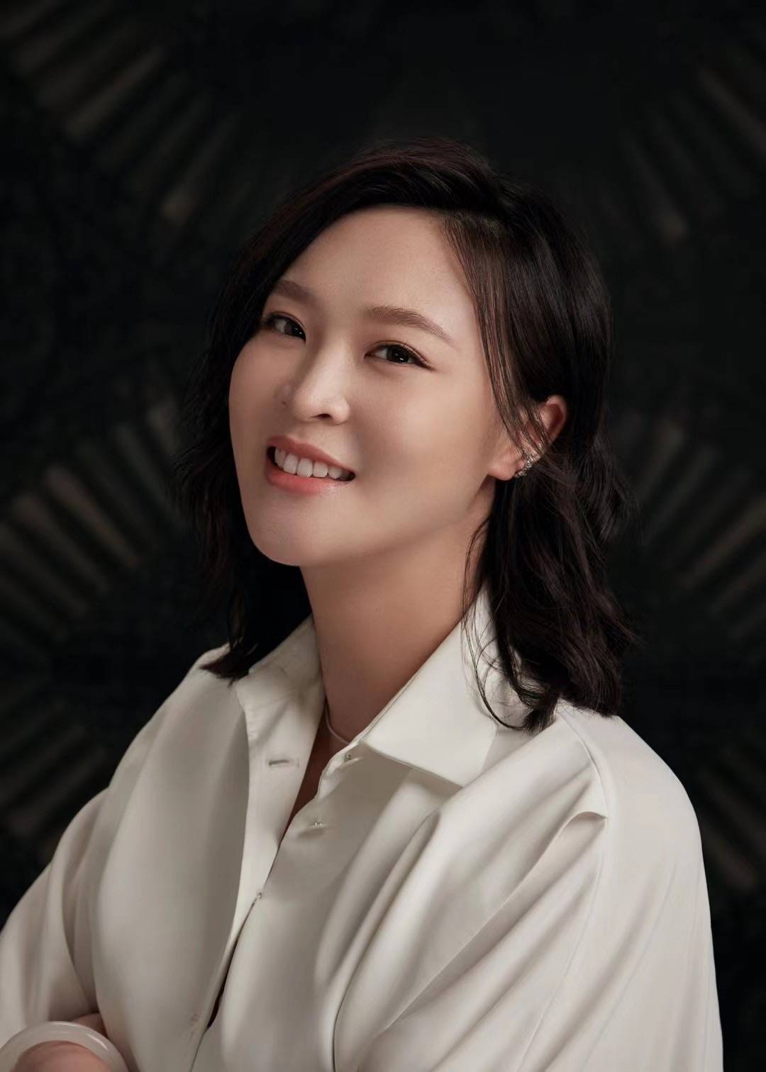 前女排队长惠若琪产女!与女儿小手合照超可爱