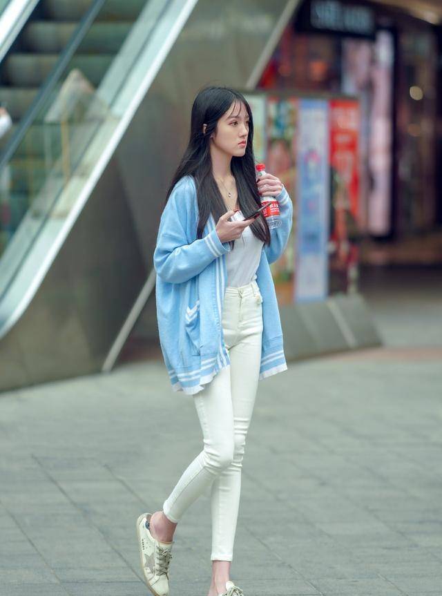 白色裤子穿出千万种风情,只需简单的搭配,就能穿出更多可能性