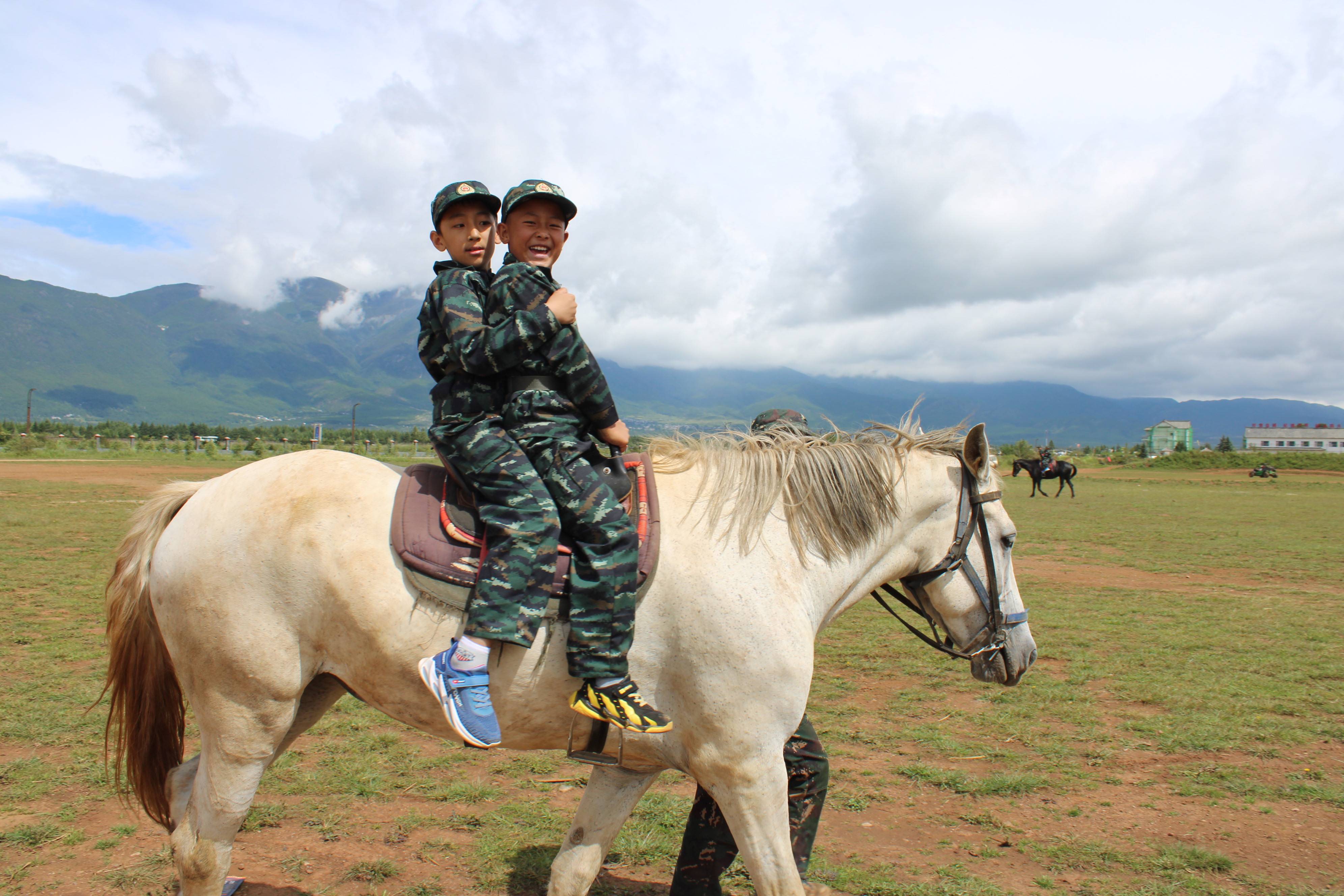 研学之旅束河古镇是一座古朴,雅致的小城,最引人瞩目的自然是雪山下如