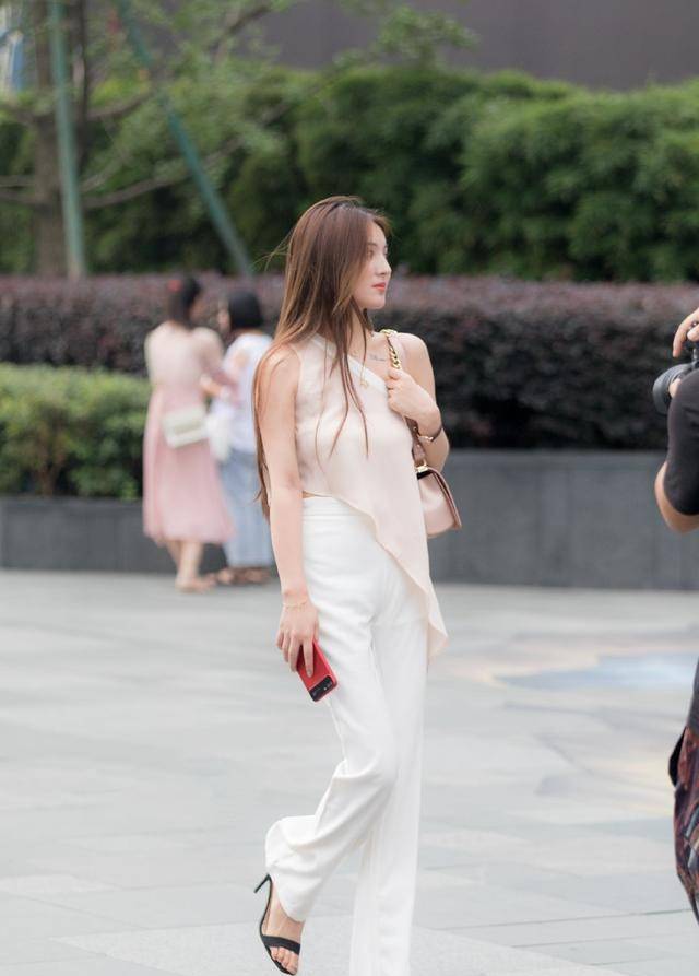 白色裤子穿出千万种风情,只需简单的搭配,就能穿出更多可能性