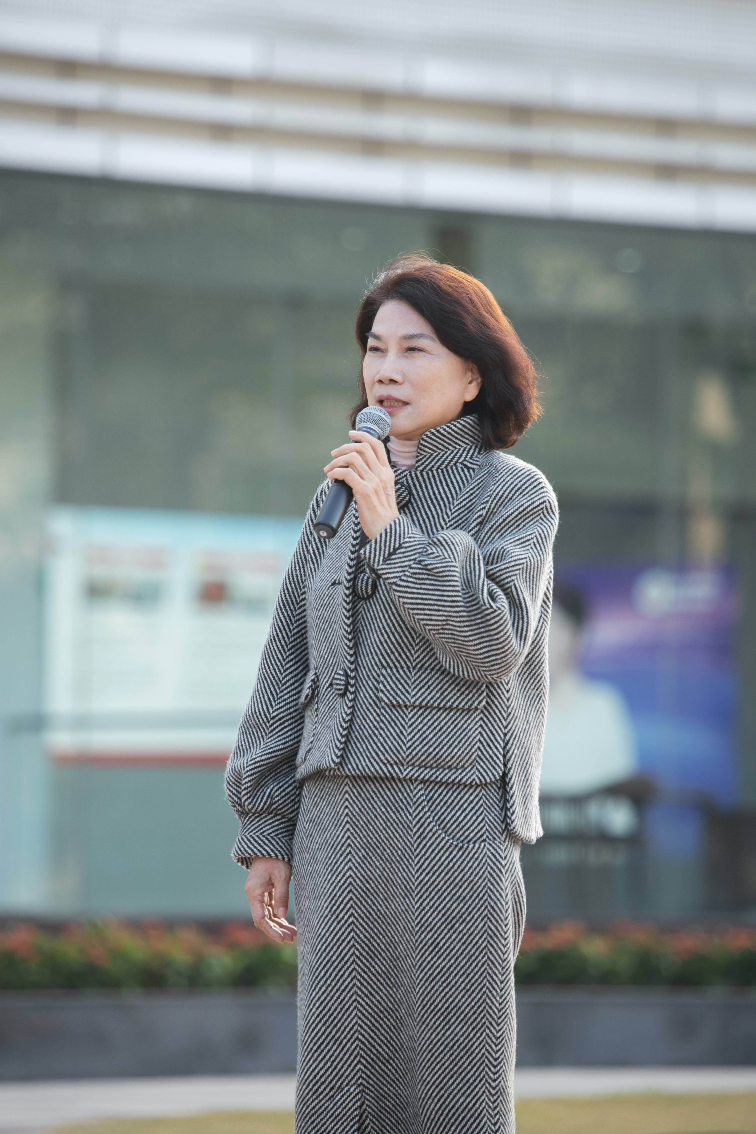 《初入职场的我们》董明珠和实习生手挽手散步,张翰重游中戏感慨不忘