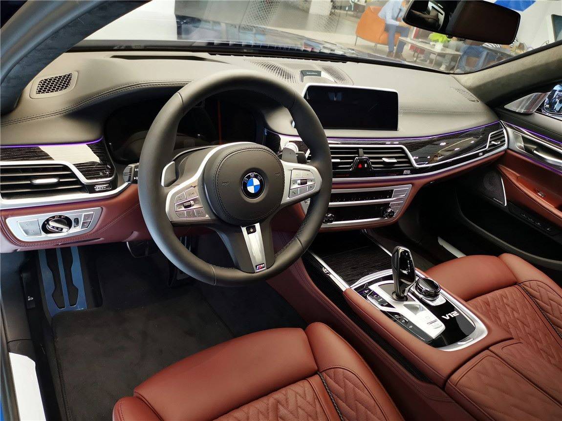 1/ 12 车辆型号:m760li xdrive,颜色内饰:碳黑/阿玛瑞恩红,引擎参数