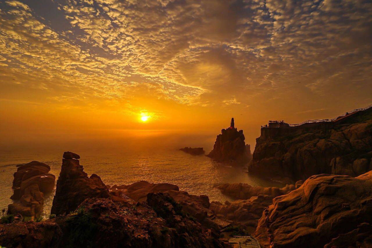 荣成成山头云蒸霞蔚景若画