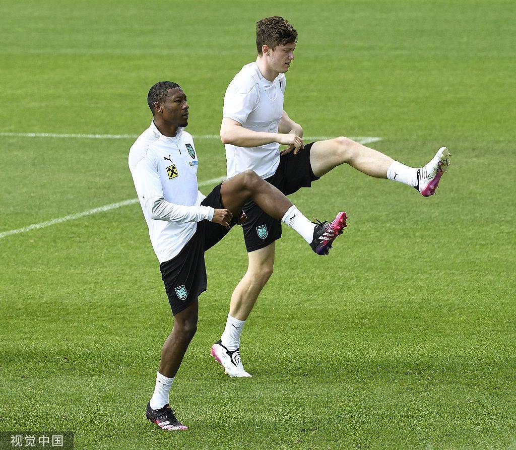 高清图:奥地利训练备战意大利 阿拉巴姿势搞怪