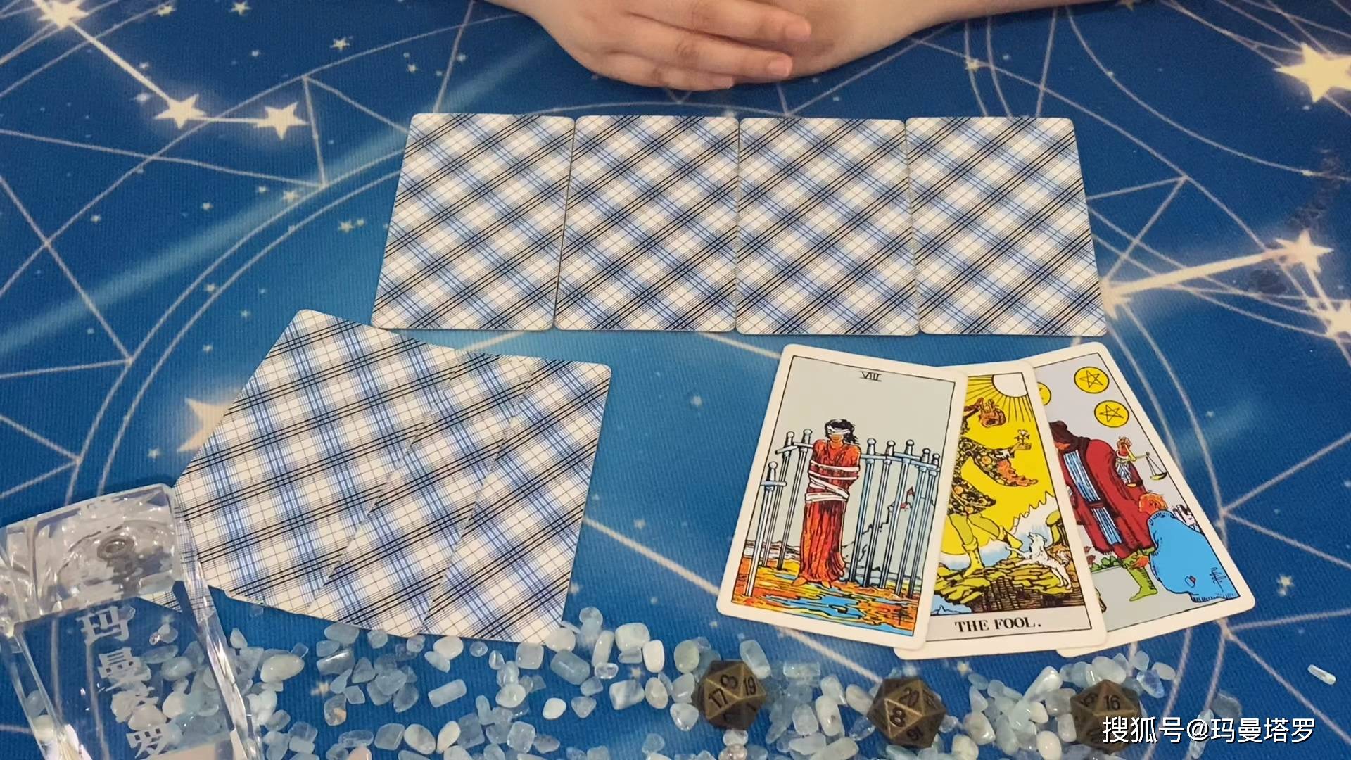 首先第一组牌出现的是星币六逆位 愚人逆位 宝剑八逆位大家好这里是玛